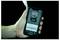 Un doigt tient un smartphone affichant un écran de verrouillage avec un grand logo Apple, une heure indiquant « 11:12 », et des notifications.