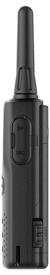 Une radio bidirectionnelle portable avec une antenne, des boutons de microphone et de haut-parleur visibles sur le côté, utilisée pour la communication.