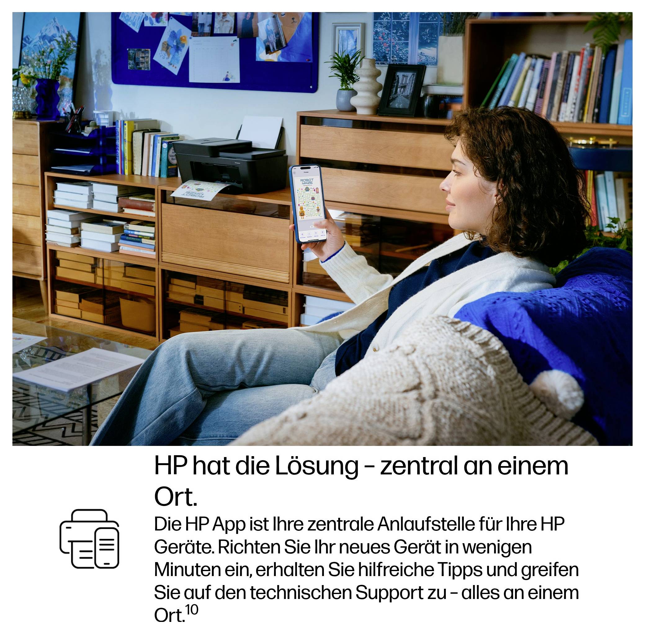 Femme sur un canapé utilisant un smartphone dans un salon ; le texte ci-dessous indique que l'application HP est le centre de contrôle pour les appareils HP, la configuration, les conseils et l'assistance.