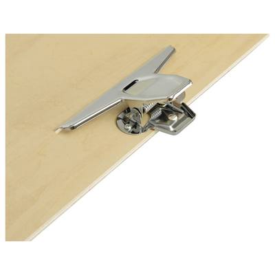 Une charnière métallique fixée à une surface en bois, utilisée pour connecter et permettre le mouvement entre des composants, généralement dans des meubles.