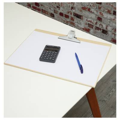 Une calculatrice, un stylo bleu et un presse-papiers contenant une feuille de papier vierge sont posés sur une table blanche avec un mur de briques en arrière-plan.