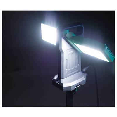Une lampe de travail LED portable avec une poignée et deux lumières rectangulaires réglables et lumineuses, illuminant un fond sombre.