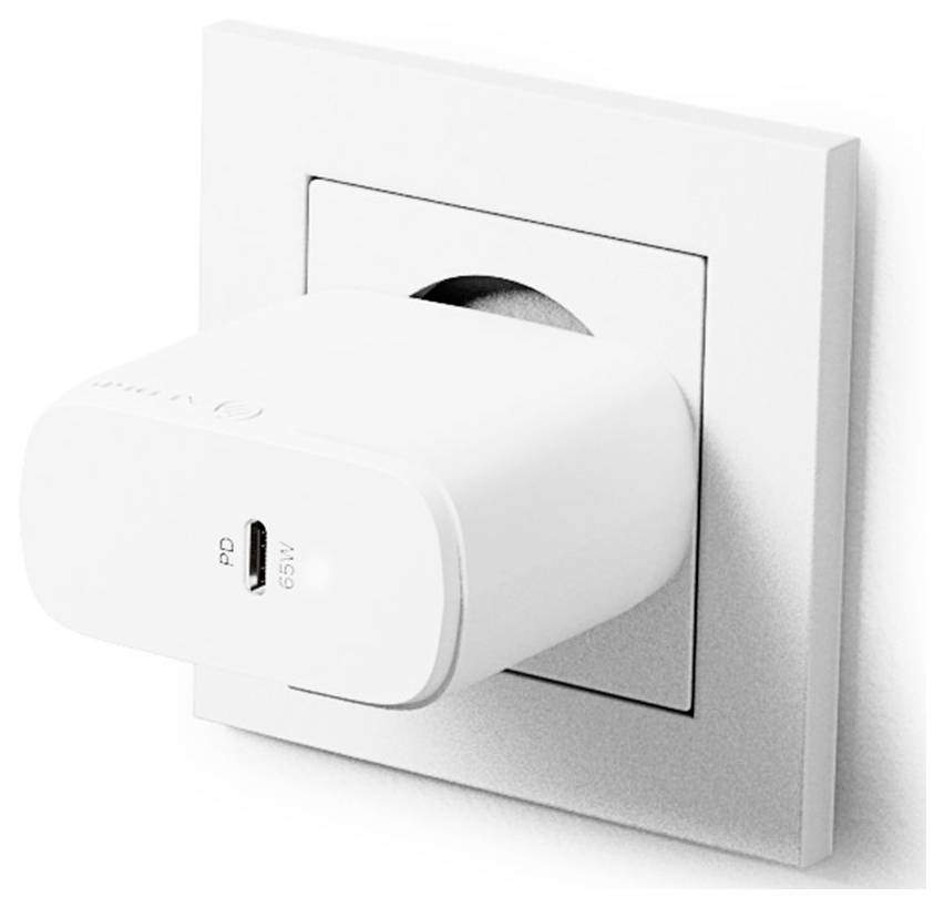 Un chargeur mural blanc USB-C branché dans une prise électrique, affichant le marquage « PD 65W », indiquant qu'il prend en charge la livraison de puissance de 65 watts.