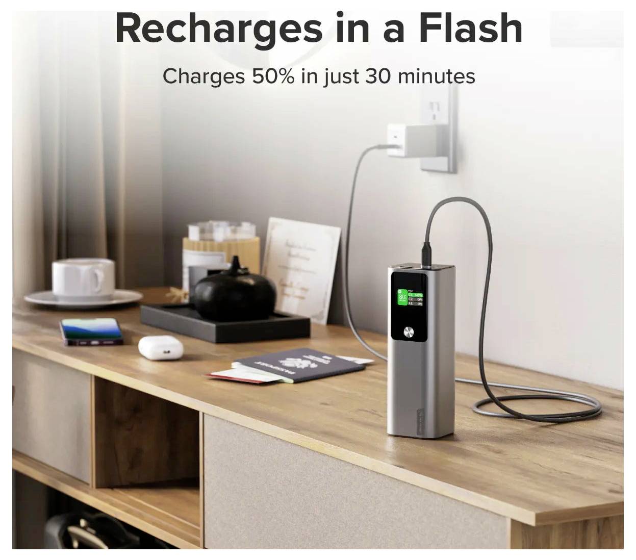 « Rechargement en un éclair »<br>au-dessus d'un appareil de charge posé sur une table en bois, branché à une prise électrique. <br>Le texte indique « Se charge à 50 % en seulement 30 minutes »