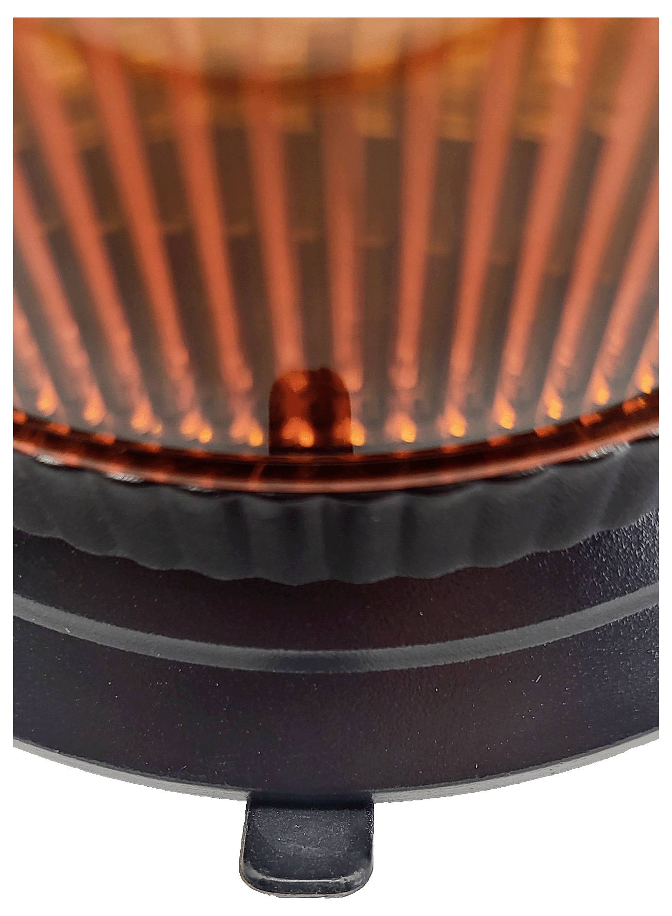 Un gros plan d'un élément chauffant orange lumineux à l'intérieur d'un radiateur électrique noir.