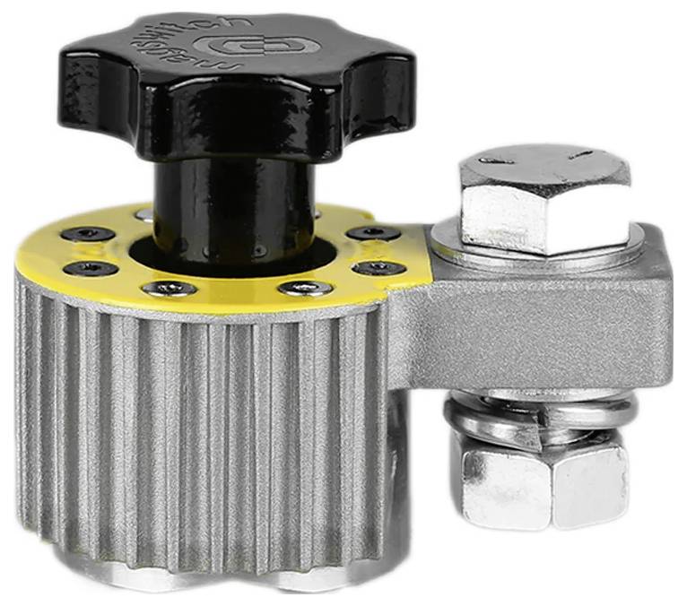 Un gros plan d'un raccord métallique avec un bouton noir sur le dessus et des touches jaunes, utilisé pour des connexions sécurisées dans des applications industrielles.