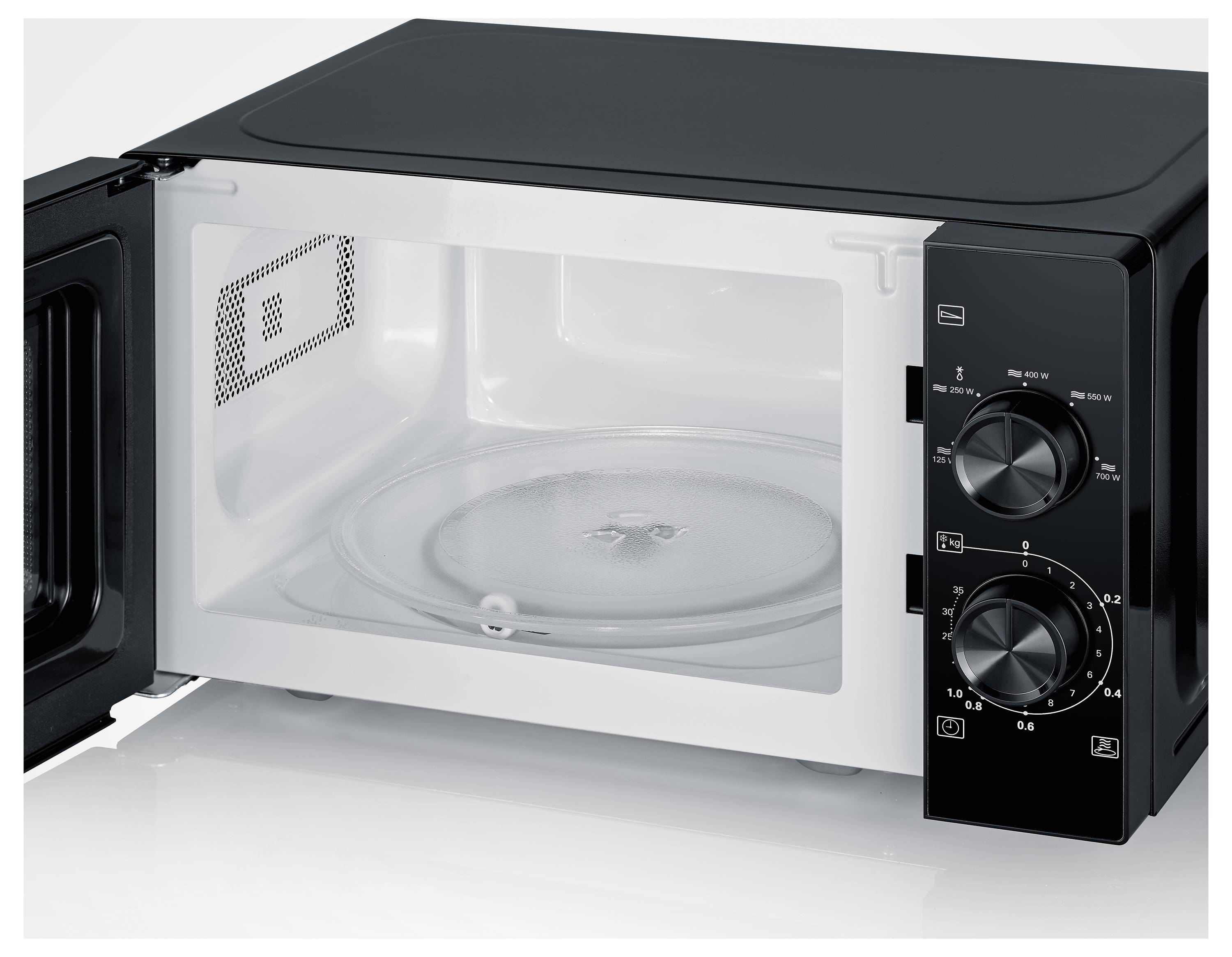 Un four à micro-ondes noir avec une porte ouverte révélant une platine tournante en verre à l'intérieur. Deux boutons de commande sur la droite permettent de régler le temps et la puissance.