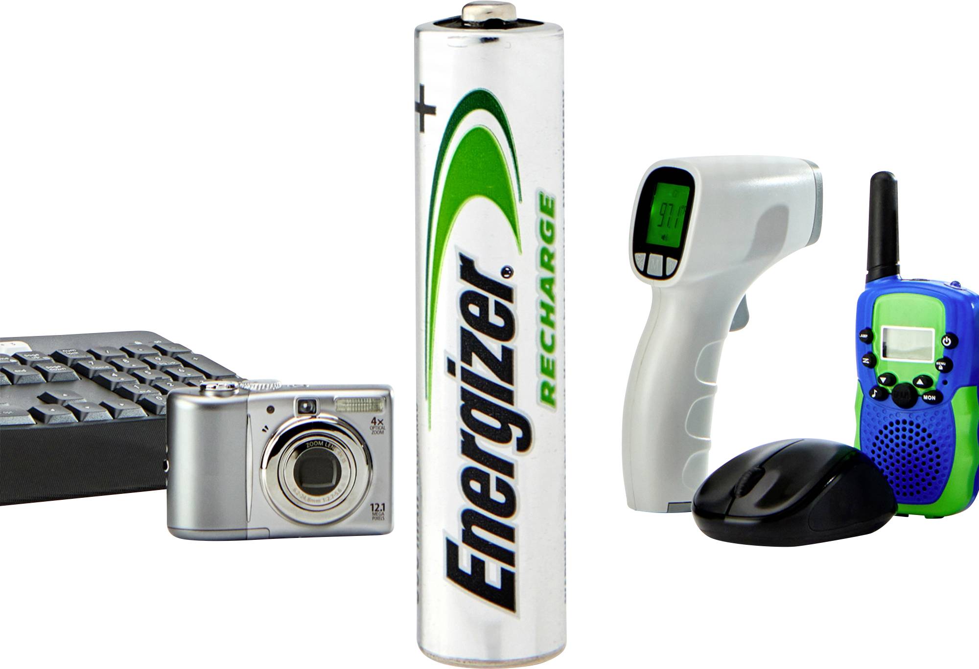 Une batterie rechargeable d'Energizer est au premier plan, à côté d'un appareil photo, d'un thermomètre infrarouge, d'une souris et d'un talkie-walkie.