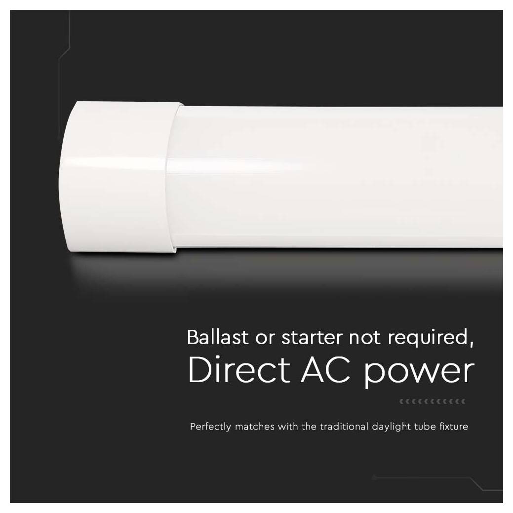 Gros plan sur un tube LED avec le texte : « Ballast ou starter non requis, Alimentation directe en courant alternatif. Correspond parfaitement au tube de lumière du jour traditionnel. »