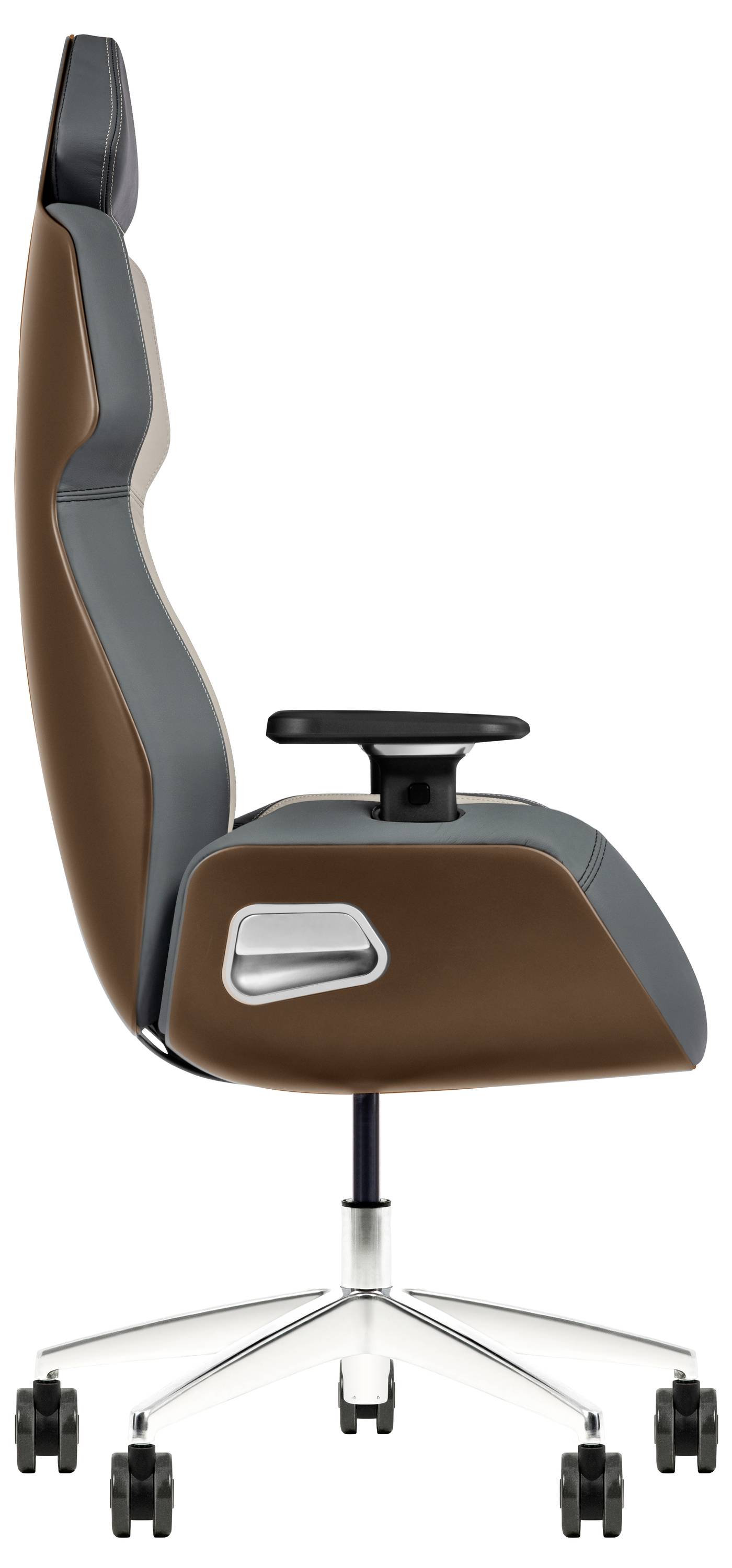 Une chaise de bureau moderne avec une finition en cuir marron et gris, vue de profil. Elle dispose d'accoudoirs réglables, d'un design ergonomique et d'un socle à roulettes.
