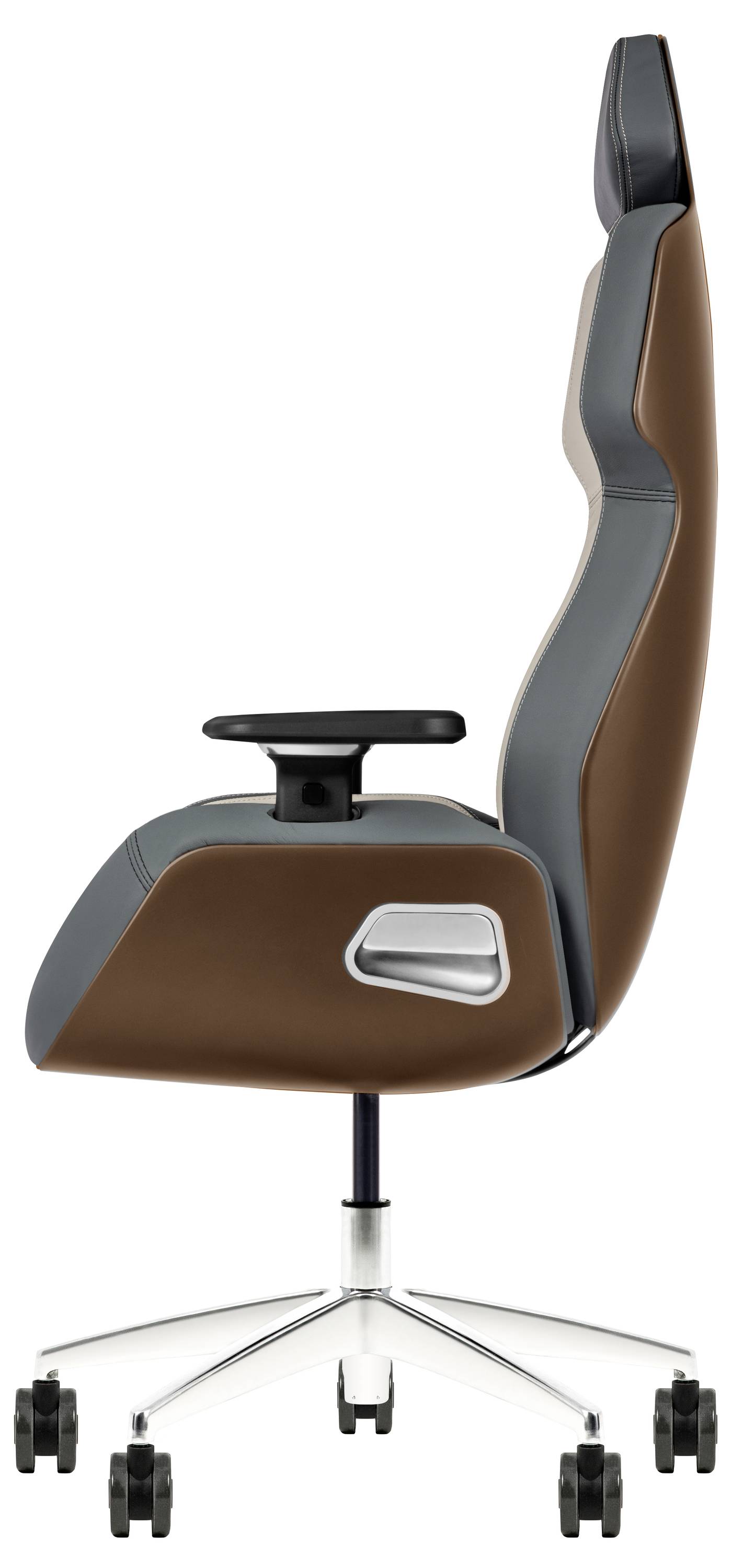 Vue latérale d'une chaise de bureau moderne avec un revêtement marron et gris, des accoudoirs réglables et une base argentée avec des roulettes.