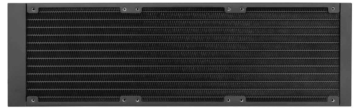 Un radiateur d'ordinateur noir avec des ailettes horizontales et des trous de montage sur les bords pour les systèmes de refroidissement.