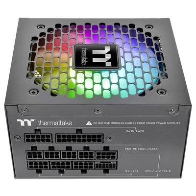 Un bloc d'alimentation Thermaltake noir avec une grille de ventilation révélant un éclairage RVB coloré, doté de plusieurs ports d'alimentation périphériques et SATA.