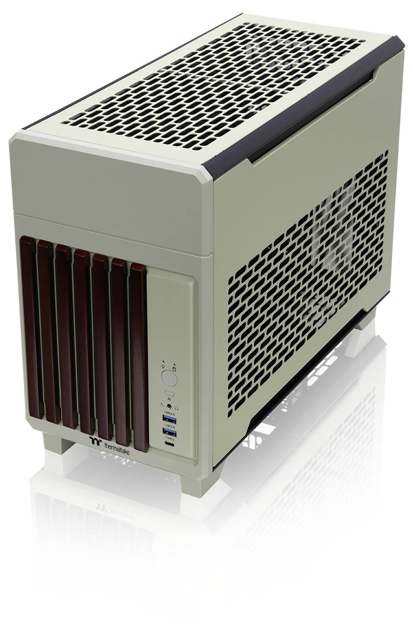 Un boîtier d'ordinateur beige doté de plusieurs grilles de ventilation et ports frontaux, conçu pour un refroidissement efficace.