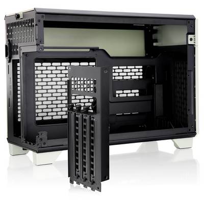 Un boîtier d'ordinateur ouvert et vide avec une grille amovible qui expose les baies et les emplacements internes pour les composants, démontrant ses caractéristiques personnalisables.