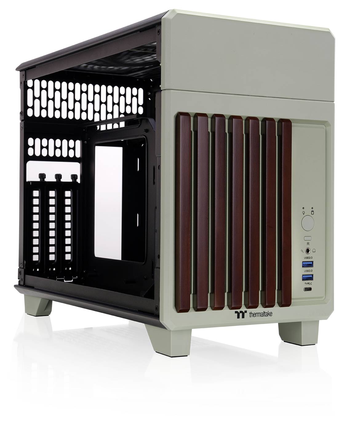 Boîtier d'ordinateur ouvert en blanc et noir avec des touches rouges, doté de ports sur le panneau avant, de ventilation latérale et de la marque Thermaltake.