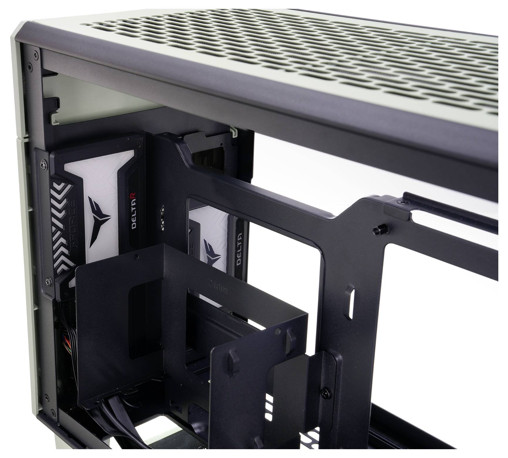 Boîtier d'ordinateur ouvert montrant le côté de deux disques SSD installés avec leurs marques visibles ; l'intérieur du boîtier présente plusieurs baies de montage pour disques.