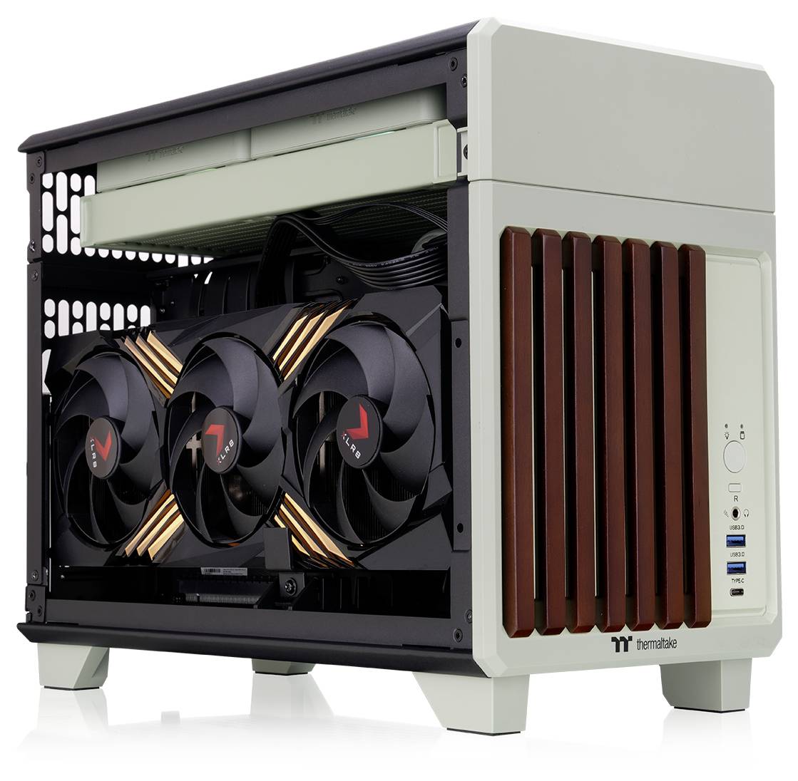 Un boîtier d'ordinateur de bureau avec un panneau latéral ouvert, mettant en valeur trois grands ventilateurs de refroidissement à l'intérieur. L'avant présente des accents en bois et des ports USB.