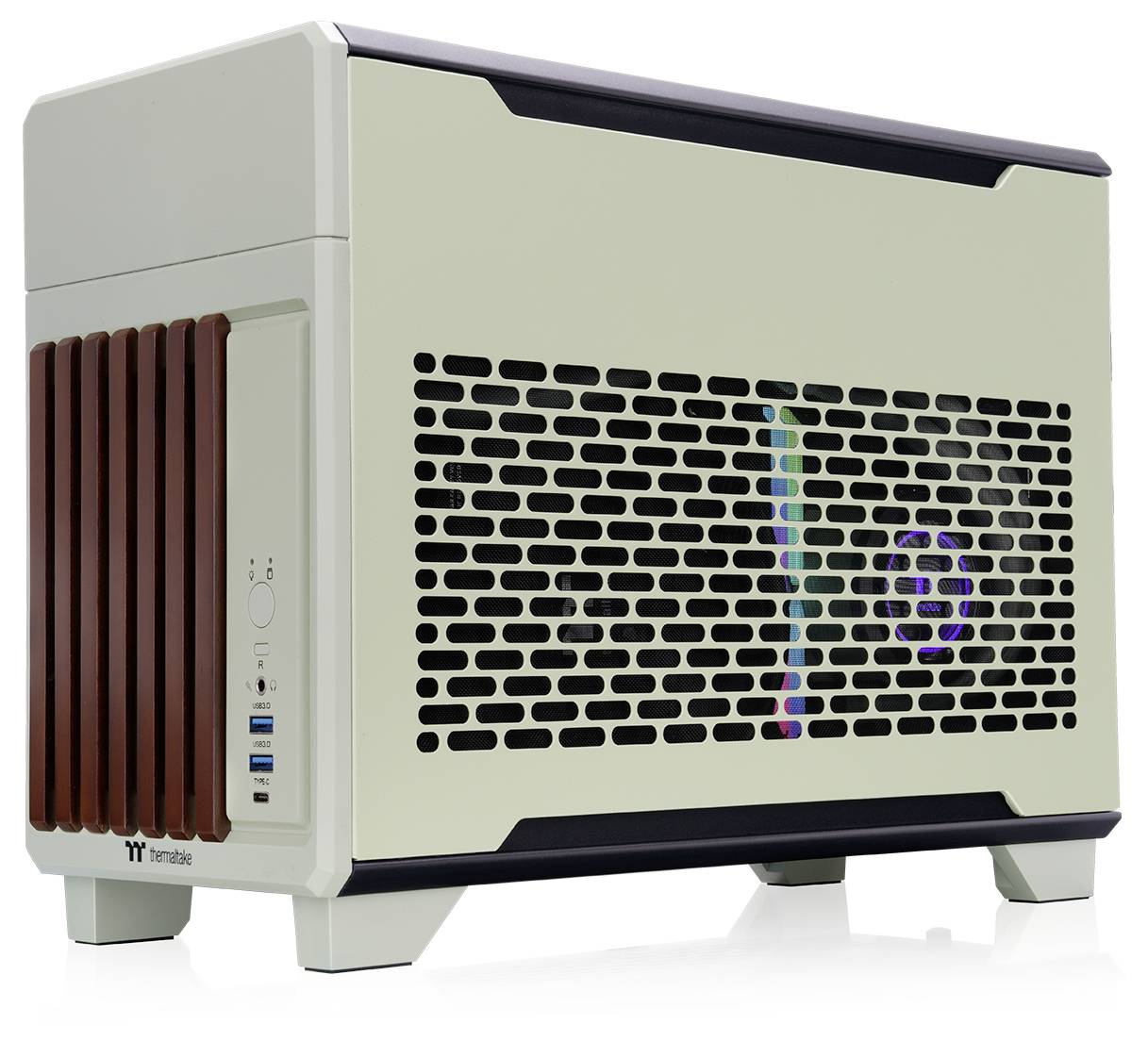 Un boîtier d'ordinateur compact doté d'un panneau latéral en maille révélant l'éclairage LED interne. Le devant comprend des ports USB et un bouton d'alimentation.