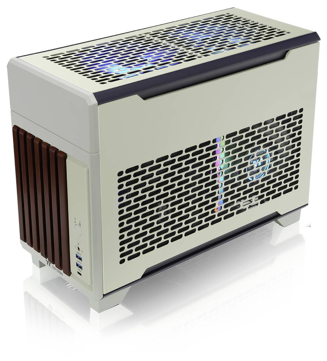 Boîtier d'ordinateur de bureau compact avec des grilles de ventilation sur les côtés et le dessus, souligné par des lumières bleues et un panneau marron sur un côté.