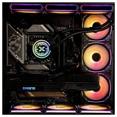 Un intérieur de PC de jeu avec des composants éclairés par RGB, incluant des ventilateurs et des tubes, mettant en valeur un système de refroidissement avancé et des aspects esthétiques élaborés.