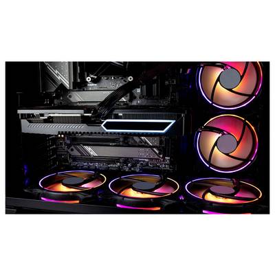 L'intérieur d'un ordinateur de jeu haut de gamme, mettant en valeur un éclairage RVB coloré avec plusieurs ventilateurs et une carte graphique, indiquant des performances puissantes.