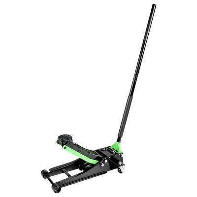 Un cric hydraulique vert et noir avec une longue poignée utilisé pour soulever des véhicules.