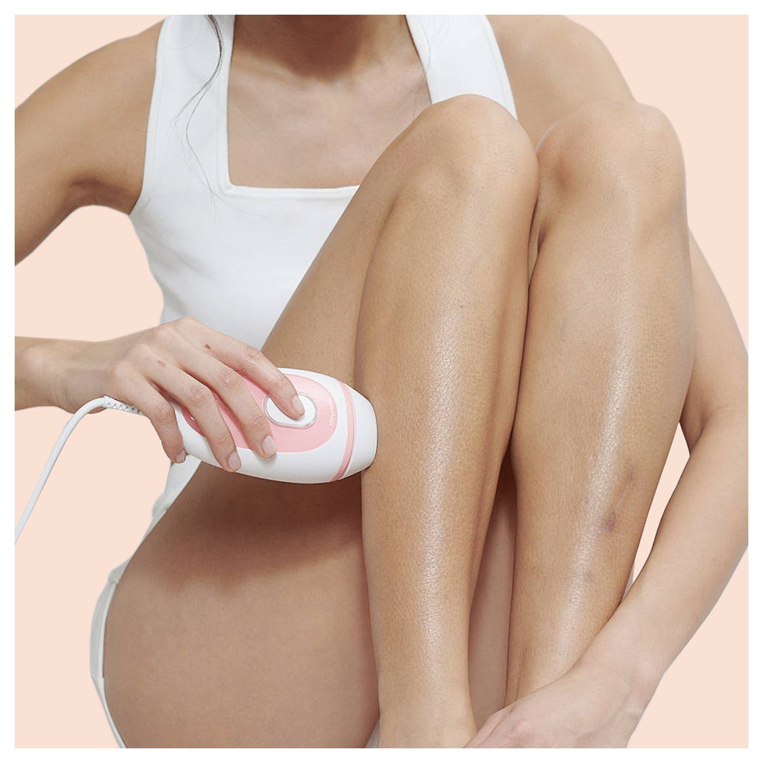 Une personne utilisant un appareil d'épilation portable sur ses jambes, mettant en valeur une routine de soin de la peau à domicile.