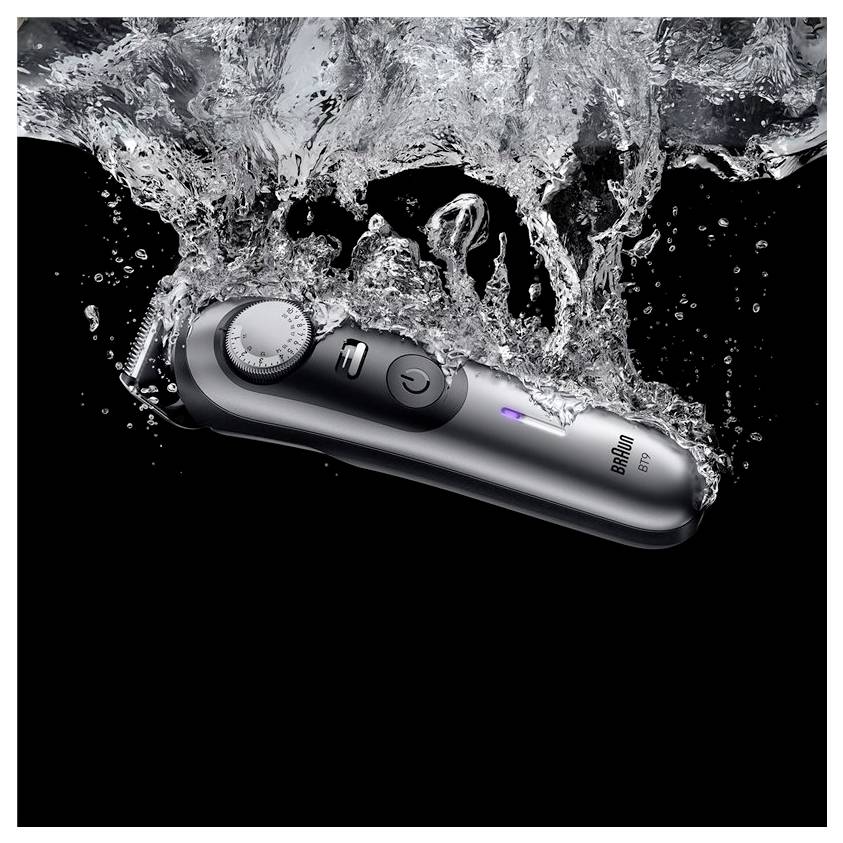 Un coupe-bordures électrique étanche immergé dans l'eau contre un fond noir, mettant en valeur sa caractéristique résistante à l'eau.