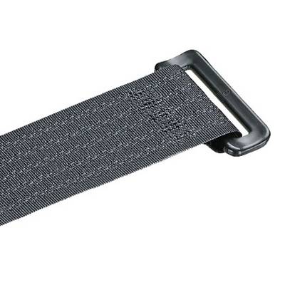 Un gros plan sur une sangle en tissu noir avec une boucle métallique à une extrémité, utilisée pour attacher ou maintenir des objets ensemble.