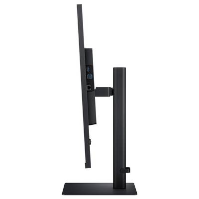 Une vue de côté d'un écran d'ordinateur moderne et élégant avec un profil fin sur un support. Plusieurs ports USB et Ethernet sont visibles à l'arrière.