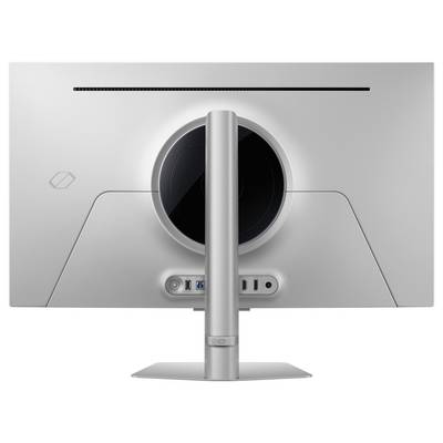 Vue arrière d'un écran d'ordinateur élégant et argenté sur un support, montrant les ports et le design de ventilation, mettant l'accent sur l'esthétique minimaliste.