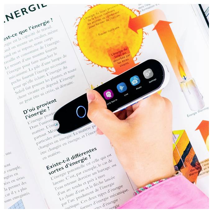 Une personne utilise un stylo numérique sur une page de livre ouverte à propos de l'« Énergie ». Des diagrammes du soleil et d'une bougie illustrent les concepts énergétiques.