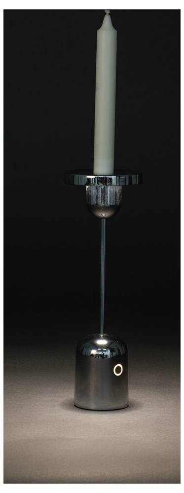 Un support de bougie élégant et svelte, fabriqué en métal brillant, maintient une bougie blanche bien droite. Le support possède une base ronde et un design proche du sommet qui évoque des formes d'engrenage.