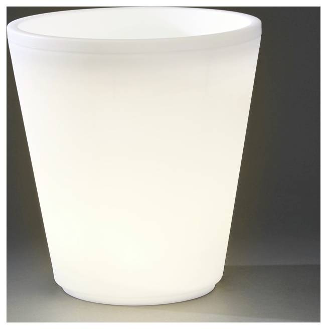 Une lampe blanche, moderne, conique, émettant une lumière douce, placée sur un fond neutre.