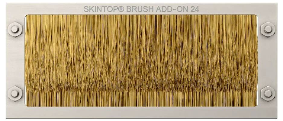 Un panneau de brosse rectangulaire étiqueté « SKINTOP® BRUSH ADD-ON 24 », doté de poils densément agencés dans un cadre métallique, probablement destiné à la gestion des câbles.