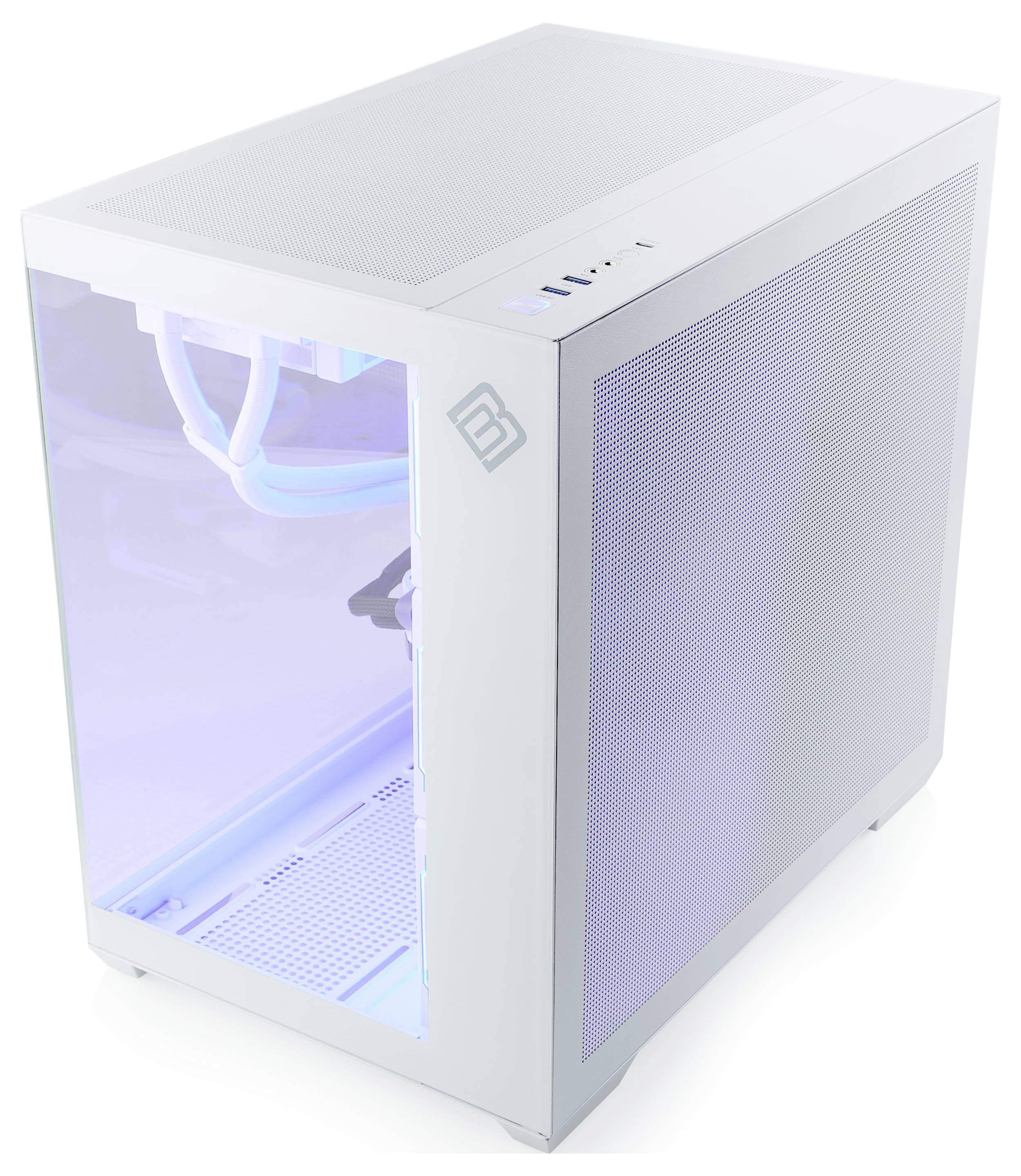 Un boîtier d'ordinateur blanc avec un panneau latéral transparent et un éclairage intérieur bleu. L'avant présente des ouvertures de ventilation, et des ports sont situés sur le dessus.