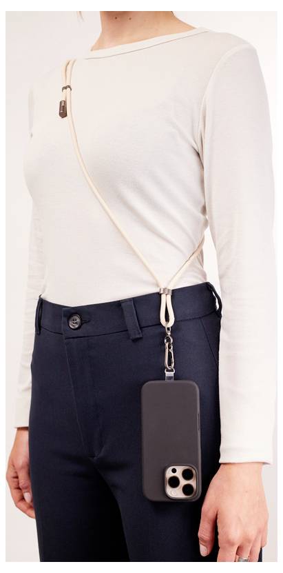 Une personne portant une chemise à manches longues a un téléphone attaché à une bandoulière, suspendu à son épaule, démontrant une façon de transporter le téléphone sans utiliser les mains.