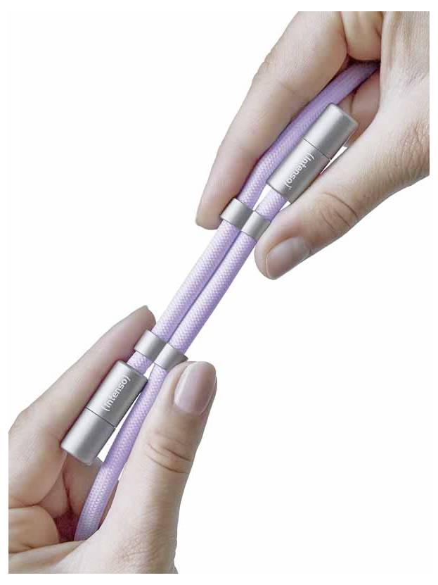 Des mains démontrent comment connecter deux parties d'un câble de charge magnétique violet avec des extrémités métalliques.