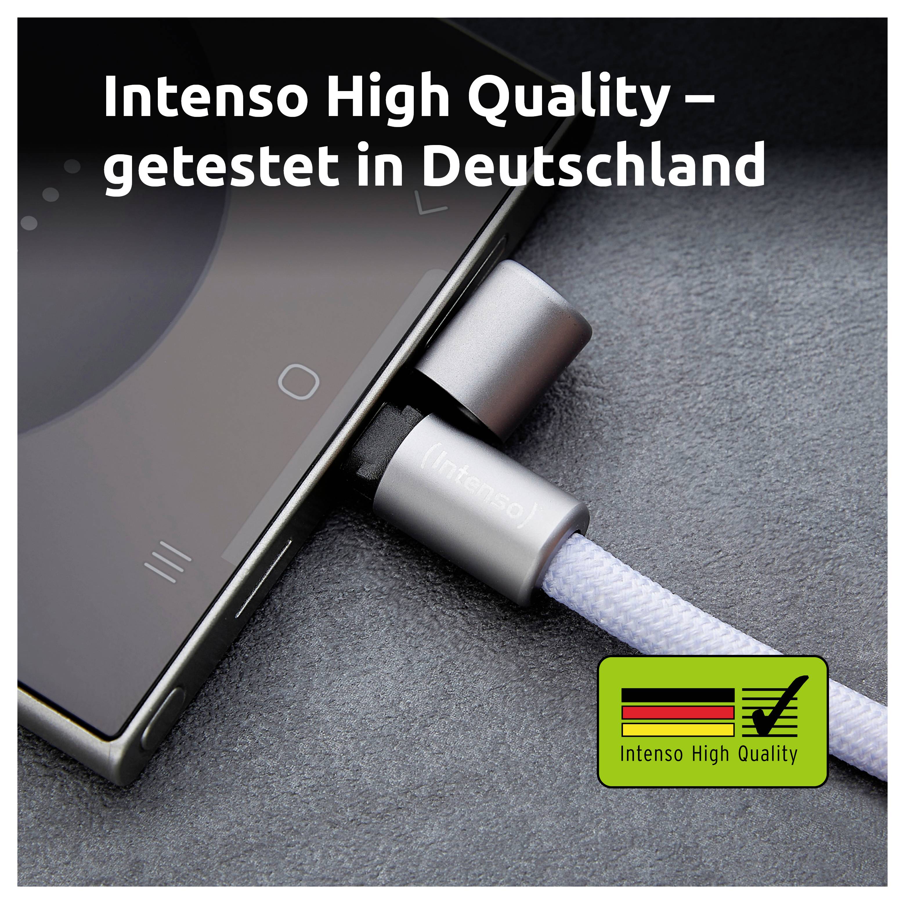 Un câble de charge argenté connecté à un smartphone, avec du texte au-dessus indiquant Intenso High Quality – testé en Allemagne.