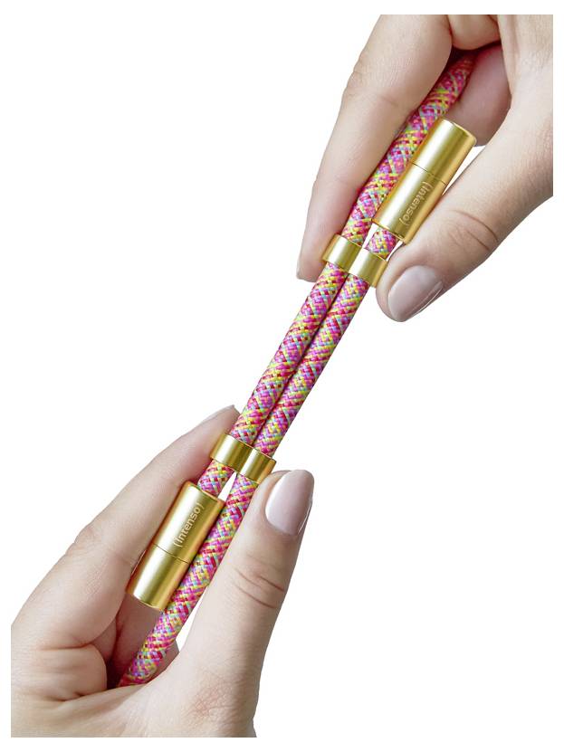 Des mains tenant une tresse colorée avec des connecteurs dorés sur un fond blanc.