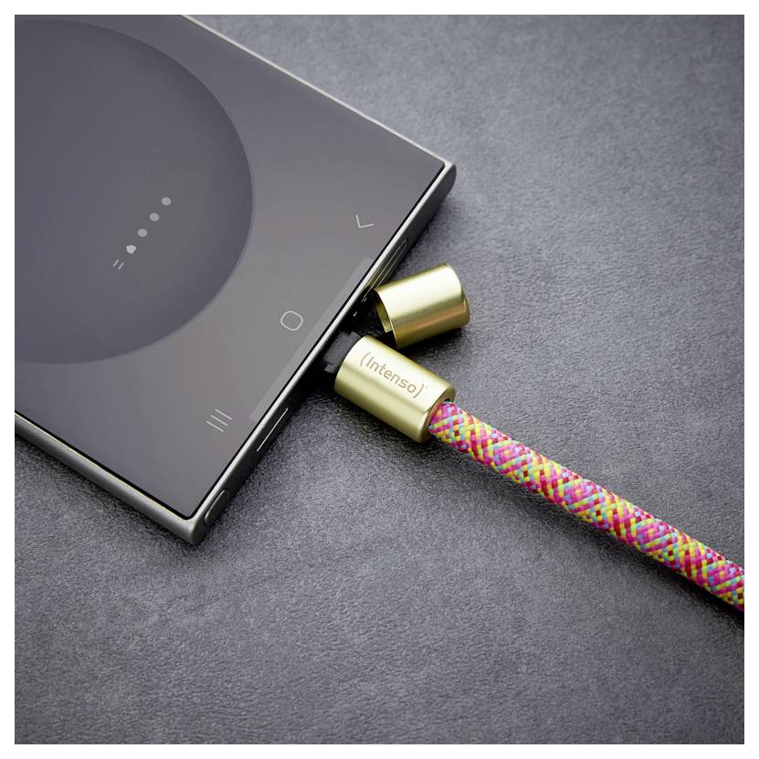 Un smartphone connecté à un câble de charge coloré portant la marque « Intenso », posé sur une surface sombre.