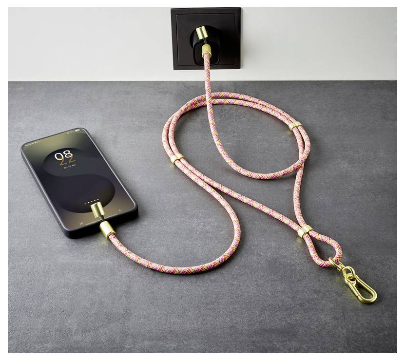 Un smartphone est connecté à une prise électrique avec un long câble de charge tressé coloré qui présente un clip pour porte-clés à son extrémité.