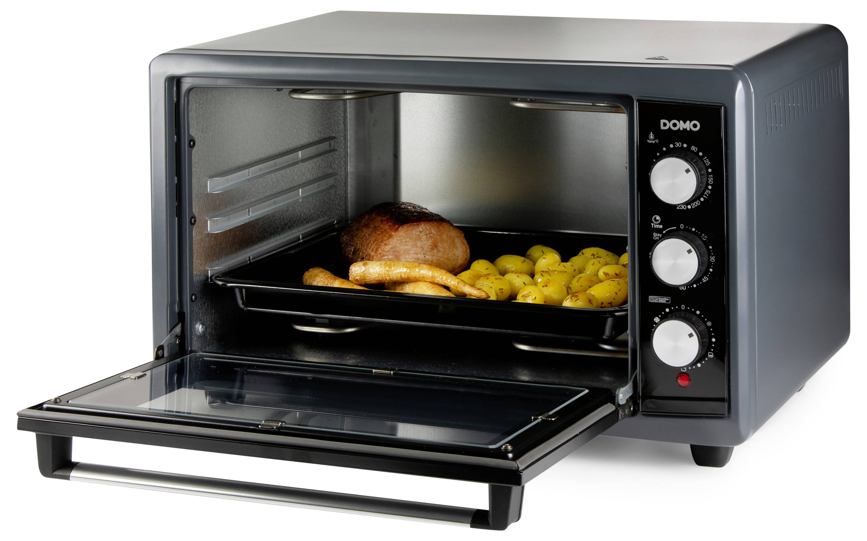 Un four de comptoir noir avec la porte ouverte, contenant un plateau avec un poulet rôti et des pommes de terre à l'intérieur. Trois boutons de commande sont visibles sur le côté.