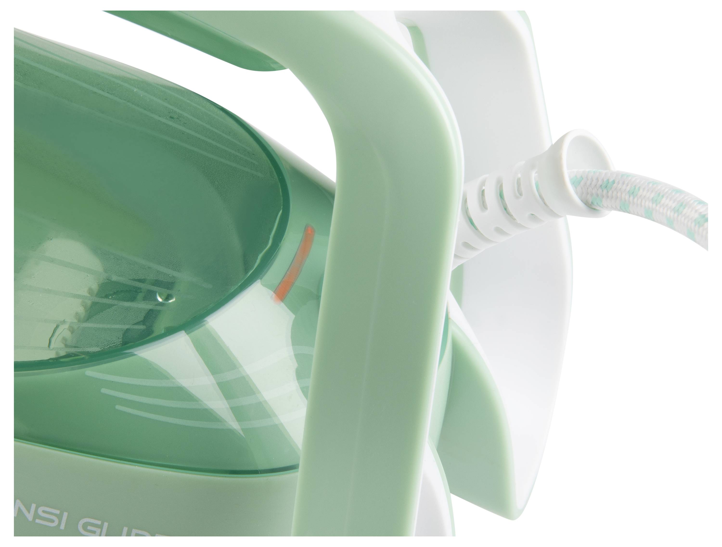 Gros plan sur un fer à repasser vert, montrant le réservoir d'eau, les commandes de vapeur et le cordon d'alimentation.