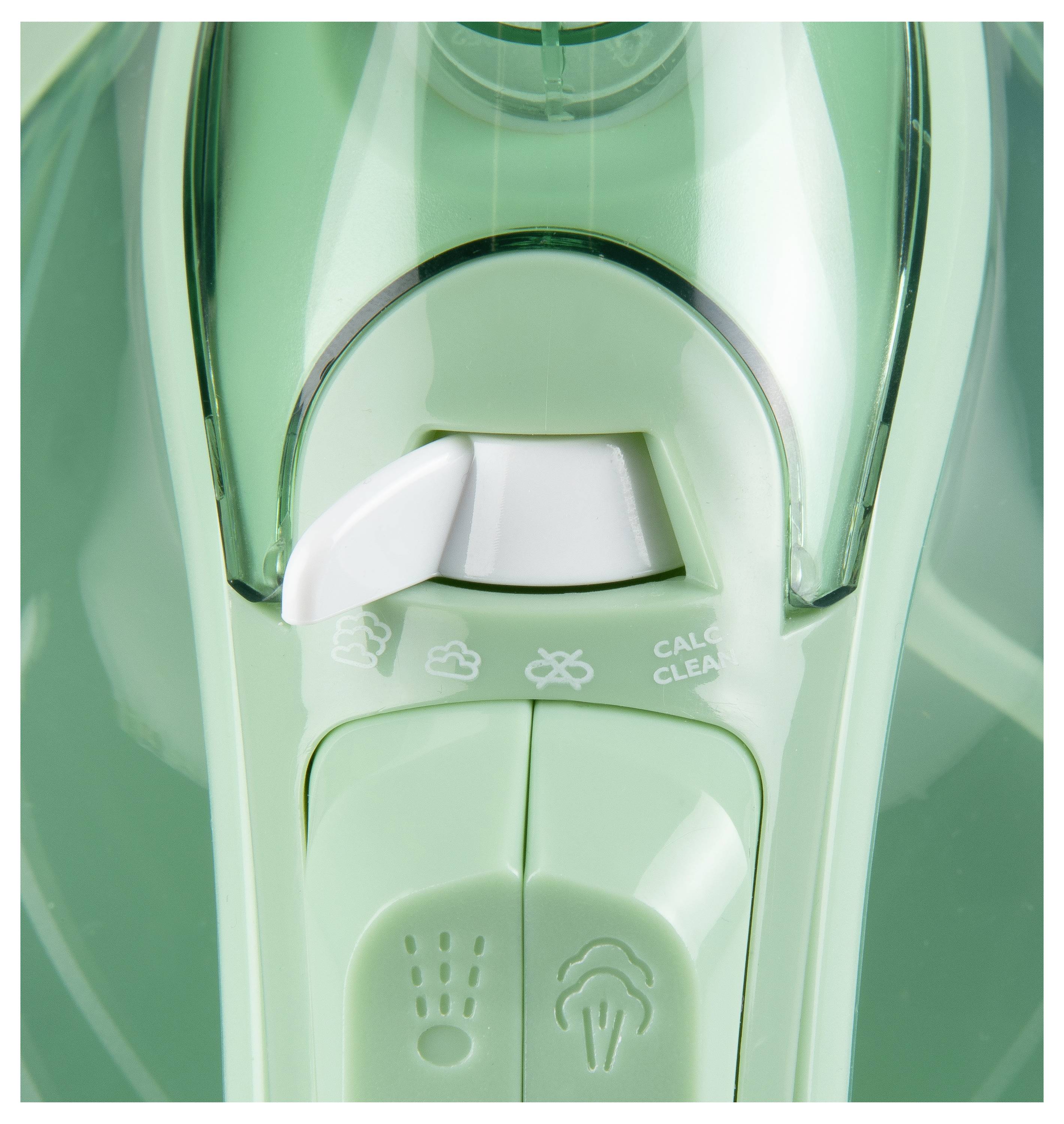 Un gros plan du panneau de commande d'un fer à repasser vert montrant des boutons pour les réglages de tissu, la vapeur et l'auto-nettoyage avec des symboles représentant chaque fonction.