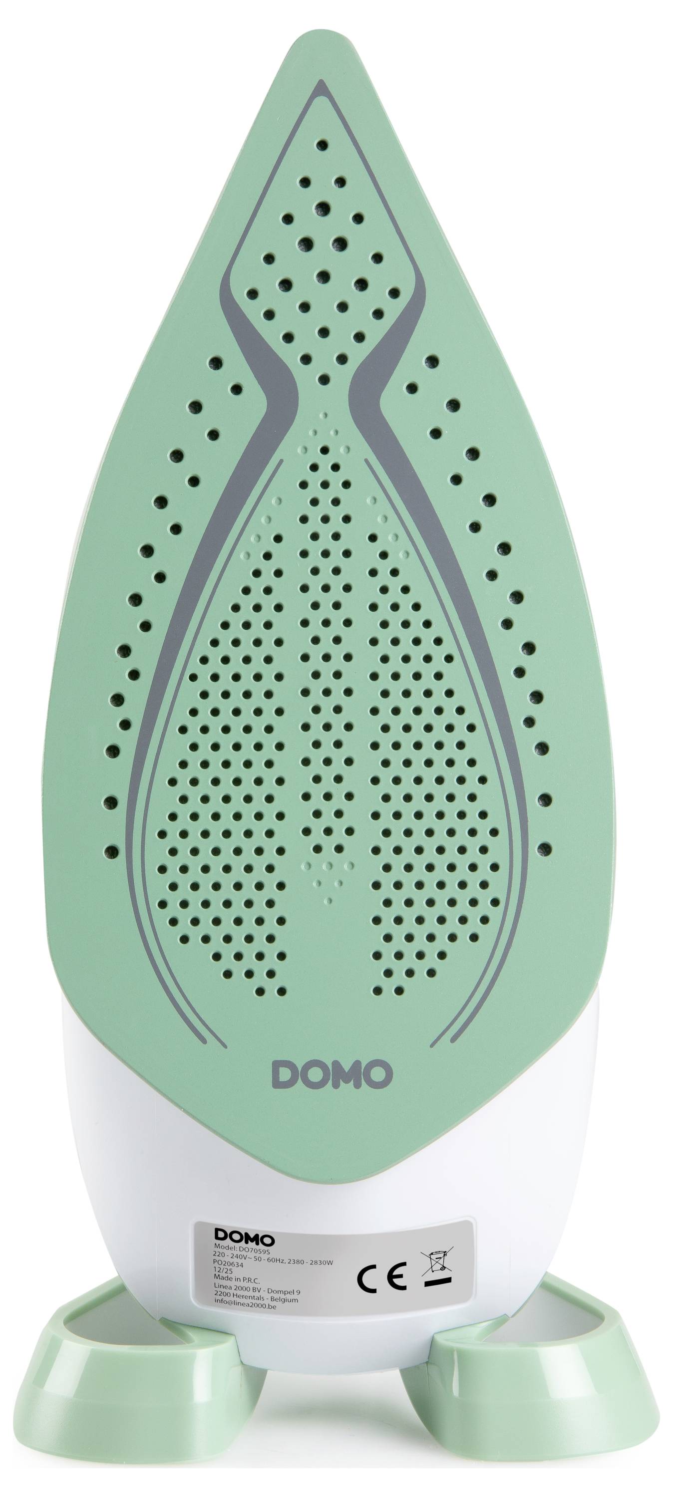 Un fer à repasser à vapeur vert et blanc, debout, avec des trous d'aération. Le nom de marque 'Domo' est visible.