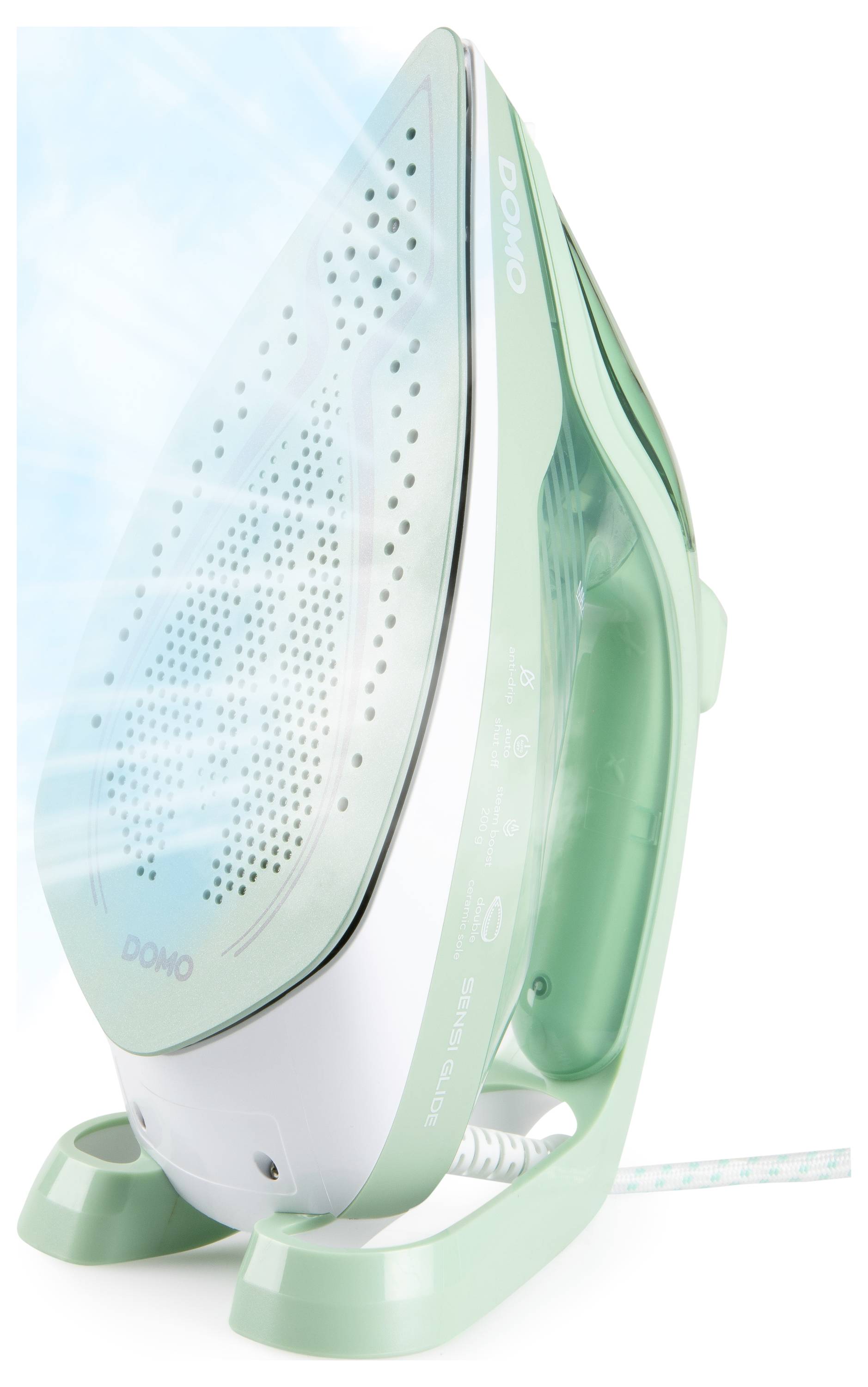 Un fer à vapeur électrique vert et blanc est dressé verticalement, libérant un léger jet de vapeur, prêt à repasser des vêtements.