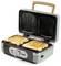 Un grille-pain à sandwich ouvert en train de griller deux sandwichs. Les sandwichs ont du fromage fondu qui déborde, et l'appareil est posé sur un plan de travail.
