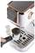 Une personne place un portafiltre rempli de café moulu dans une machine à espresso élégante et moderne. Deux capsules sont posées à proximité.